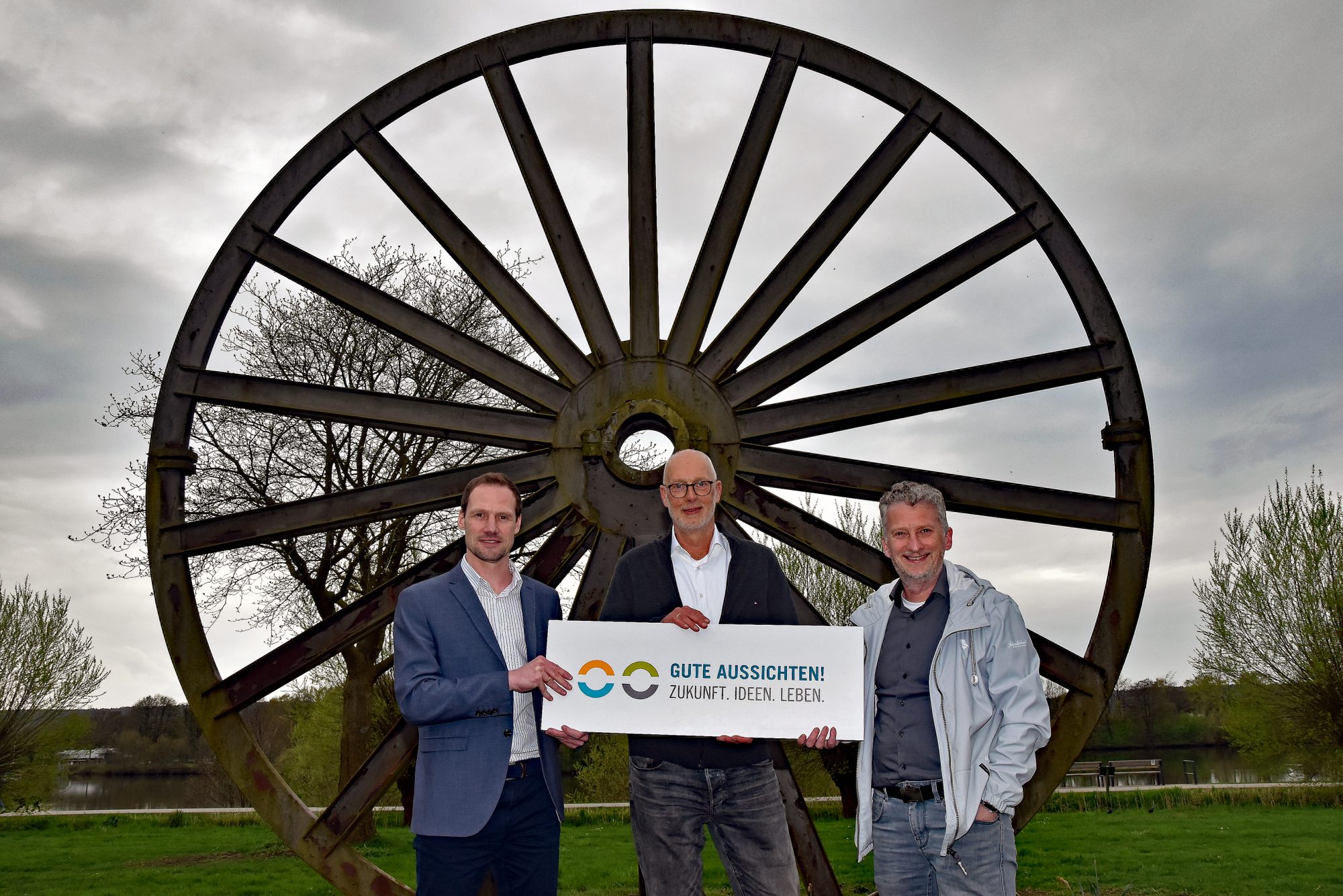Machen sich gemeinsam für den Aufbau eines Batterie-Recycling-Zentrums für das Münsterland auf dem ehemaligen Zechengelände in Ibbenbüren stark: (von links) Christian Holterhues, Geschäftsführer der Wirtschafts- und Entwicklungsgesellschaft Steinfurt mbH (WESt mbH), Matthias Günnewig, Geschäftsleiter der Technologieförderung Münster GmbH, und Uwe Manteuffel, Geschäftsführer der Schnittstelle Kohlekonversion (Foto: Stadt Ibbenbüren / André Elshoff)