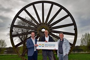 Machen sich gemeinsam für den Aufbau eines Batterie-Recycling-Zentrums für das Münsterland auf dem ehemaligen Zechengelände in Ibbenbüren stark: (von links) Christian Holterhues, Geschäftsführer der Wirtschafts- und Entwicklungsgesellschaft Steinfurt mbH (WESt mbH), Matthias Günnewig, Geschäftsleiter der Technologieförderung Münster GmbH, und Uwe Manteuffel, Geschäftsführer der Schnittstelle Kohlekonversion (Foto: Stadt Ibbenbüren / André Elshoff)