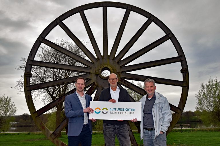 Machen sich gemeinsam für den Aufbau eines Batterie-Recycling-Zentrums für das Münsterland auf dem ehemaligen Zechengelände in Ibbenbüren stark: (von links) Christian Holterhues, Geschäftsführer der Wirtschafts- und Entwicklungsgesellschaft Steinfurt mbH (WESt mbH), Matthias Günnewig, Geschäftsleiter der Technologieförderung Münster GmbH, und Uwe Manteuffel, Geschäftsführer der Schnittstelle Kohlekonversion (Foto: Stadt Ibbenbüren / André Elshoff)