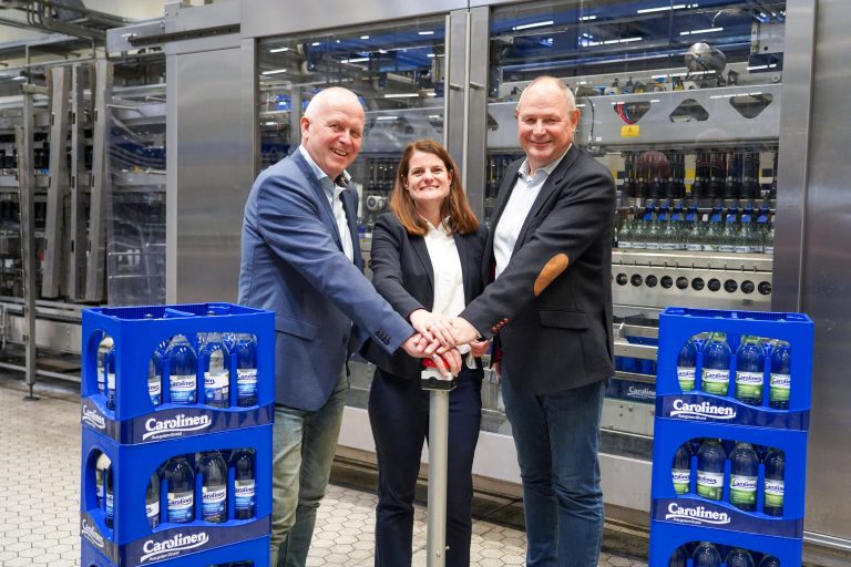 von links nach rechts: Volker Harbecke (Leitung Technik Carolinen), Saskia Huneke (Marketingleitung Carolinen), Sven Wortmann (Geschäftsführer Carolinen Brunnen); (Fotograf: Joachim Müller, / Carolinen Brunnen)