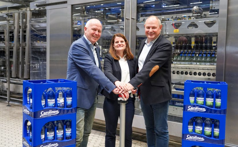 von links nach rechts: Volker Harbecke (Leitung Technik Carolinen), Saskia Huneke (Marketingleitung Carolinen), Sven Wortmann (Geschäftsführer Carolinen Brunnen); (Fotograf: Joachim Müller, / Carolinen Brunnen)