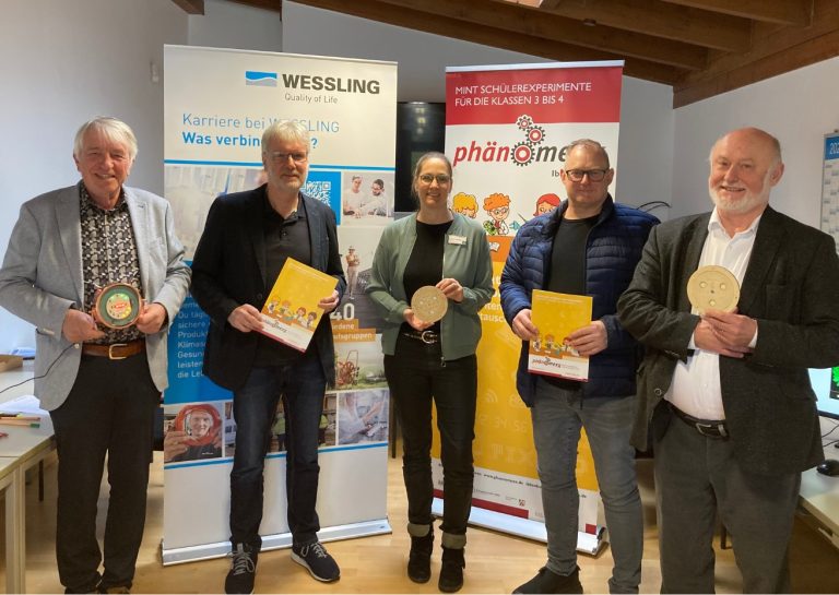 Ein gutes Netzwerks aus lokalen Partnern ermöglichte das Kinderferienprogramm “Holiday in MINT” an der WESSLING Unternehmenszentrale in Altenberge (v.l.). Berthold Hufnagel, Gerhard Schwaer (PhänomexX e.V.), Simone Sommer (Ausbildungsleiterin bei WESSLING), Martin Reichel, Egon Hage (PhänomexX e.V.). (Foto: Wessling)