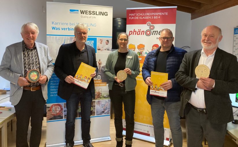 Ein gutes Netzwerks aus lokalen Partnern ermöglichte das Kinderferienprogramm “Holiday in MINT” an der WESSLING Unternehmenszentrale in Altenberge (v.l.). Berthold Hufnagel, Gerhard Schwaer (PhänomexX e.V.), Simone Sommer (Ausbildungsleiterin bei WESSLING), Martin Reichel, Egon Hage (PhänomexX e.V.). (Foto: Wessling)