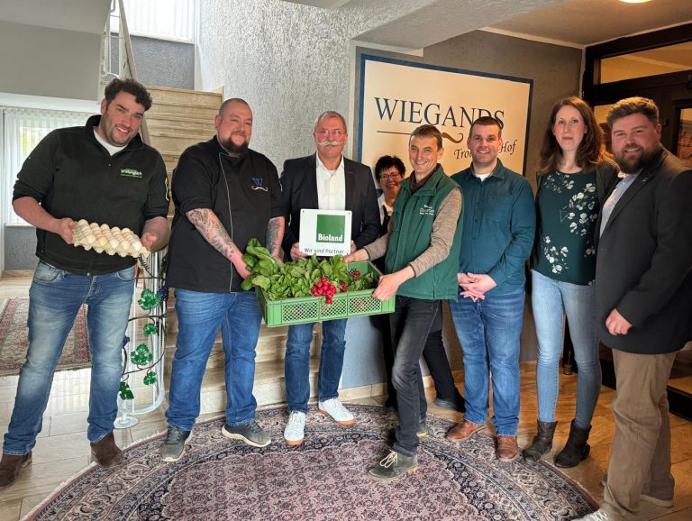 Das Team vom Restaurant Wiegands freut sich gemeinsam mit seinen Lieferanten über die Bioland-Partner-Auszeichnung. (Foto: Wiegands)