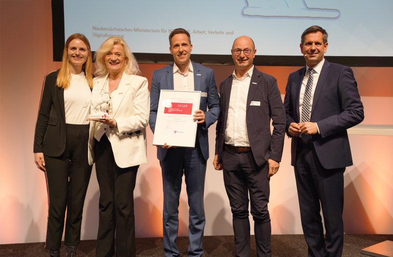 Nahmen den Preis in Hannover entgegen (v.l.): Pia Albers (Central Managing Board), Liesel Albers-Bentlage (Geschäftsführende Gesellschafterin), Dr. Stefan Leopold (Geschäftsführer), Günter Albers (Geschäftsführender Gesellschafter) und Olaf Lies (Niedersächsischer Wirtschaftsminister. (Foto: ELA)