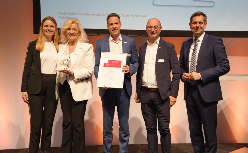 Nahmen den Preis in Hannover entgegen (v.l.): Pia Albers (Central Managing Board), Liesel Albers-Bentlage (Geschäftsführende Gesellschafterin), Dr. Stefan Leopold (Geschäftsführer), Günter Albers (Geschäftsführender Gesellschafter) und Olaf Lies (Niedersächsischer Wirtschaftsminister. (Foto: ELA)