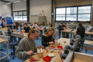 Im Schüler:innen Labor "TechLipp" des Fachbereichs Elektrotechnik und Technische Informatik in Lemgo haben die Mädchen Wasserraketen inkl. Abschussrampe gebaut. (Foto: TH OWL)