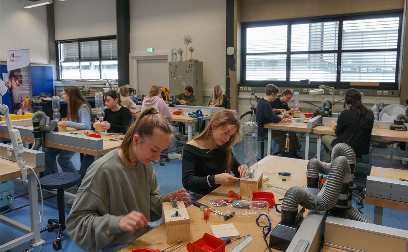 Im Schüler:innen Labor "TechLipp" des Fachbereichs Elektrotechnik und Technische Informatik in Lemgo haben die Mädchen Wasserraketen inkl. Abschussrampe gebaut. (Foto: TH OWL)