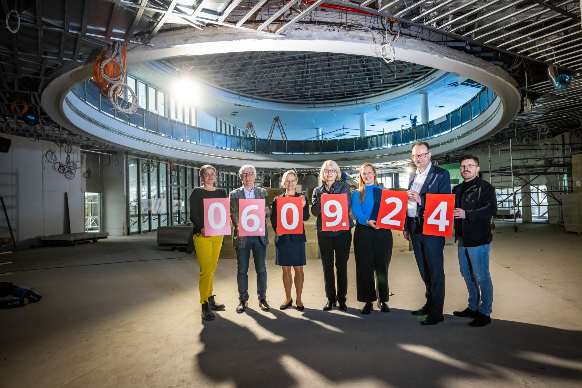 Verkündeten gemeinsam das Eröffnungsdatum: (v.l.) Friederike Kriete (Architektin bei Hauer/Partner), Dr. Udo Witthaus (Beigeordneter der Stadt Bielefeld), Prof‘in. Dr. Angelika Epple (Rektorin der Universität Bielefeld), Prof‘in. Dr. Ingeborg Schramm-Wölk (Präsidentin der Hochschule Bielefeld), Gesa Fischer (Co-Leitung der Wissenswerkstadt Bielefeld), Martin Knabenreich (Geschäftsführer von Bielefeld Marketing) und Giovanni Fusarelli (Co-Leitung der Wissenswerkstadt Bielefeld). (Foto: Bielefeld Marketing)