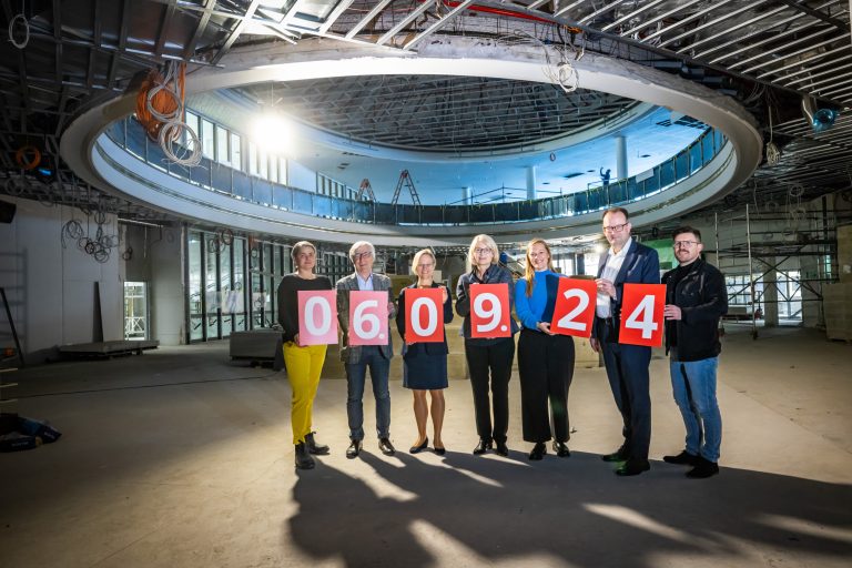 Verkündeten gemeinsam das Eröffnungsdatum: (v.l.) Friederike Kriete (Architektin bei Hauer/Partner), Dr. Udo Witthaus (Beigeordneter der Stadt Bielefeld), Prof‘in. Dr. Angelika Epple (Rektorin der Universität Bielefeld), Prof‘in. Dr. Ingeborg Schramm-Wölk (Präsidentin der Hochschule Bielefeld), Gesa Fischer (Co-Leitung der Wissenswerkstadt Bielefeld), Martin Knabenreich (Geschäftsführer von Bielefeld Marketing) und Giovanni Fusarelli (Co-Leitung der Wissenswerkstadt Bielefeld). (Foto: Bielefeld Marketing)