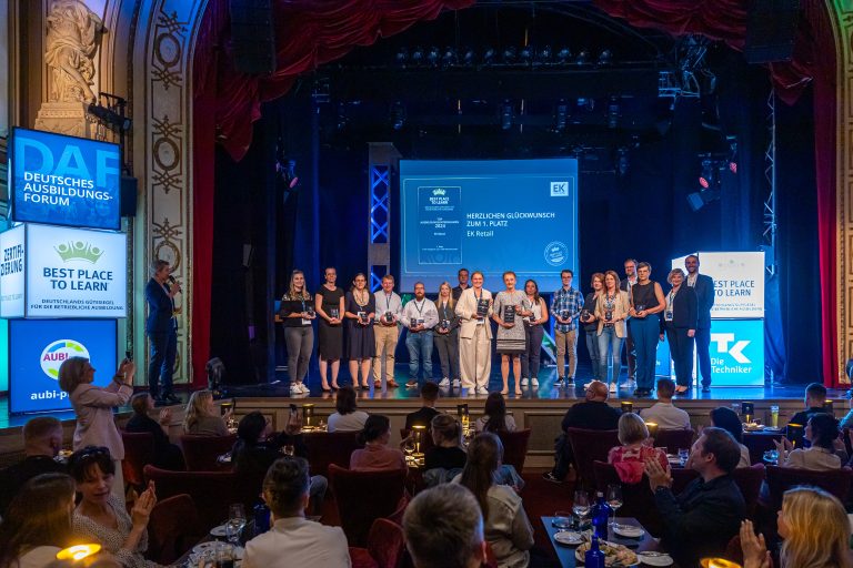 Bestenehrung in der in der Größenklasse bis einschließlich 1.000 Mitarbeiter*innen (Foto: Foto: Ahrens + Steinbach Projekte)