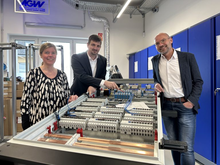 Andrea Frosch vom WIGOS-UnternehmensService und WIGOS-Geschäftsführer Peter Vahrenkamp (rechts) informierten sich bei Dr. Ingo Kaiser, Technischer Leiter bei AGW Elektro Große-Wördemann, über die Leistungspalette des Unternehmens. (Foto: Foto: Sandra Joachim-Meyer)