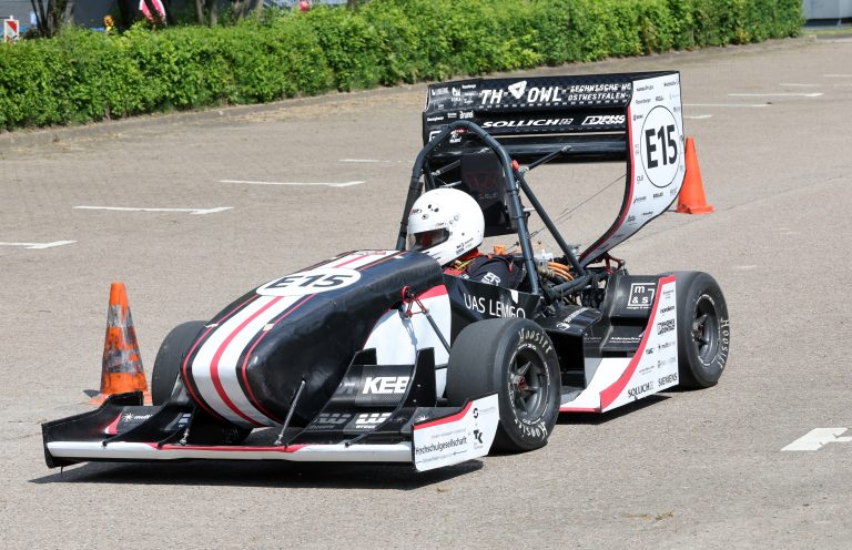 Auf dem Parkplatz vor dem TH-OWL-Hauptgebäude in Lemgo dreht das OWL Racing-Team mit seinen kleinen Elektro- oder Verbrenner-Rennwagen regelmäßig Showrunden. (Foto: TH OWL)