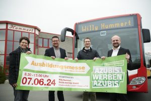 Sie freuen sich auf eine spannende Berufsorientierungsmesse (von links nach rechts): Simone Blum, Geschäftsleitungsassis-tenz des Omnibusunternehmens Willy Hummert, Lars Hellmers, Vorstand MaßArbeit, Philip Hummert, Prokurist der Willy Hum-mert Omnibusverkehr GmbH, und Eugen Görlitz, Bürgermeister Stadt Dissen. (Foto: MaßArbeit / Uwe Lewandowski)