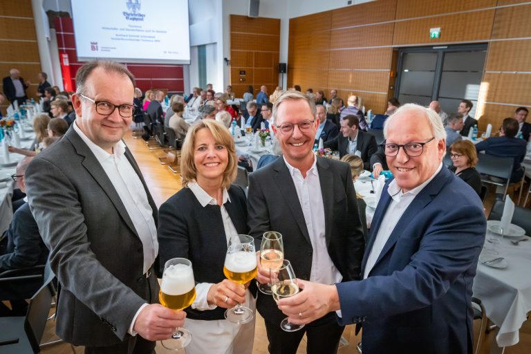 (v. l.) Martin Knabenreich, Geschäftsführer Verkehrsverein Bielefeld, und Ursula Pasch, Vorsitzende Verkehrsverein Bielefeld, mit Burkhard Schmidt-Schönefeldt, Vorstandsvorsitzender von Tourismus NRW, und Pit Clausen, Oberbürgermeister der Stadt Bielefeld. (Foto: Bielefeld Marketing | Sarah Jonek)