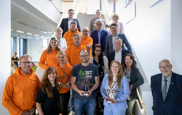 CSR-Preis OWL 2024: Herausragend engagierte Unternehmen aus Ostwestfalen-Lippe wurden in Bielefeld für ihr außergewöhnliches gesellschaftliches Engagement ausgezeichnet. (Foto: A. Kröling HWK OWL / CSR-Kompetenzzentrum OWL)