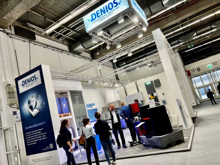 So sah es beim letzten Mal aus: Der Messestand der DENIOS SE im Sommer 2022 auf der ACHEMA in Frankfurt am Main (Foto: Denios)