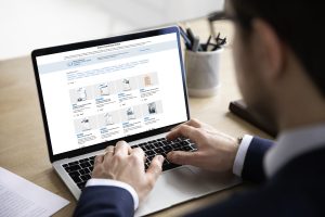 Neue Gratis-Downloads von DENIOS: Tipps für Sicherheitsbegehungen und Infos zu fehlerhafter Gefahrstofflagerung (Foto: Denios)