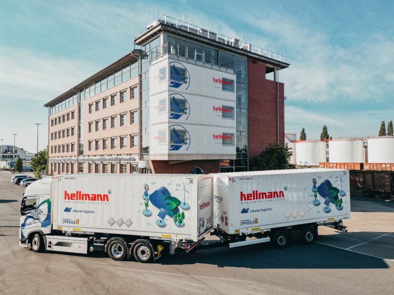Neuer voll elektrisch betriebener 40-Tonner vor der Hellmann Zentrale in Osnabrück (Foto: Hellmann)
