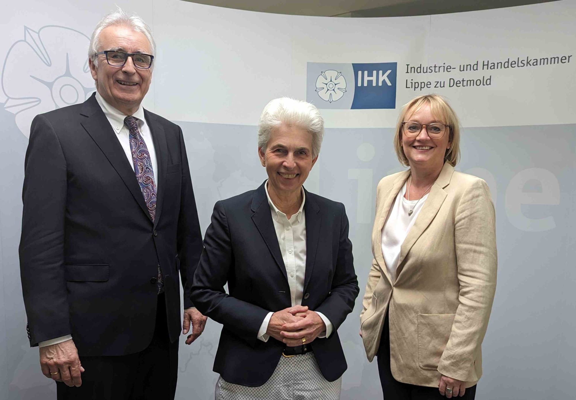 Klare Worte in herausfordernden Zeiten beim Empfang der lippischen Wirtschaft 2024 der IHK Lippe. IHK-Präsident Volker Steinbach (li.) und IHK-Hauptgeschäftsführerin Svenja Jochens (re.) zusammen mit dem Gast des Abends, Dr. Marie-Agnes Strack-Zimmermann (mi.) (Foto: IHK Lippe)
