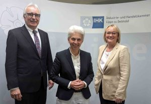 Klare Worte in herausfordernden Zeiten beim Empfang der lippischen Wirtschaft 2024 der IHK Lippe. IHK-Präsident Volker Steinbach (li.) und IHK-Hauptgeschäftsführerin Svenja Jochens (re.) zusammen mit dem Gast des Abends, Dr. Marie-Agnes Strack-Zimmermann (mi.) (Foto: IHK Lippe)