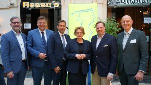 (v.l.): Dr. Dirk Lüerßen (Geschäftsführer Wachstumsregion Ems-Achse), Jens Nacke (Vizepräsident des Niedersächsischen Landtags), Olaf Lies (Nieders. Wirtschaftsminister), Daniela Behrens (Nieders. Ministerin für Inneres und Sport), Bernard Krone (Vorstandsvorsitzender Wachstumsregion Ems-Achse) und Erwin Hoogland (Provinz Overijssel). (Foto: Wachstumsregion Ems-Achse)