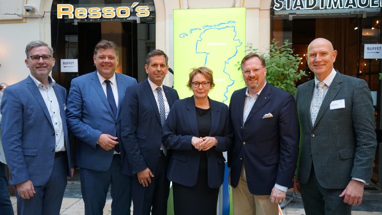 (v.l.): Dr. Dirk Lüerßen (Geschäftsführer Wachstumsregion Ems-Achse), Jens Nacke (Vizepräsident des Niedersächsischen Landtags), Olaf Lies (Nieders. Wirtschaftsminister), Daniela Behrens (Nieders. Ministerin für Inneres und Sport), Bernard Krone (Vorstandsvorsitzender Wachstumsregion Ems-Achse) und Erwin Hoogland (Provinz Overijssel). (Foto: Wachstumsregion Ems-Achse)