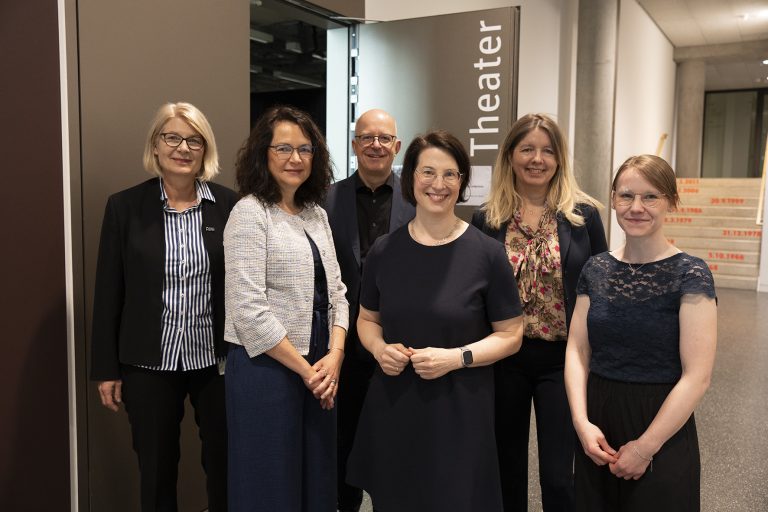 Bei der offiziellen Eröffnung (v.l.): HSBI-Präsidentin Prof. Dr. Ingeborg Schramm-Wölk, Keynote-Speakerin Prof. Dr. Ulrike Stadler-Altmann, Dekan Prof. Dr. Michael Stricker, Prof. Dr. Helen Knauf, Vizepräsidentin für Studium und Lehre Prof. Dr. Michaela Hoke und wissenschaftliche Mitarbeiterin Milena Förster. (Foto: HSBI)