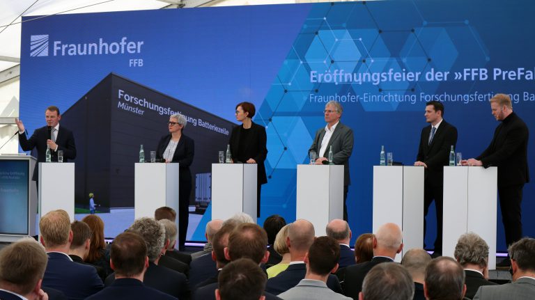 An dem Podiumsgespräch zur Eröffnung der FFB PreFab, das Tobias Häusler moderierte, nahmen FFB-Institutsleiter Prof. Dr. Simon Lux, Bundesforschungsministerin Bettina Stark-Watzinger, der Präsident der Fraunhofer-Gesellschaft, Prof. Dr. Ing. Holger Hanselka, NRW-Wirtschaftsstaatssekretärin Silke Krebs und IHK-Hauptgeschäftsführer Dr. Fritz Jaeckel teil (v.r.). (Foto: IHK Nord Westfalen)