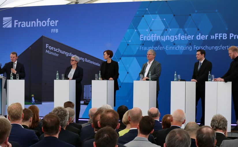 An dem Podiumsgespräch zur Eröffnung der FFB PreFab, das Tobias Häusler moderierte, nahmen FFB-Institutsleiter Prof. Dr. Simon Lux, Bundesforschungsministerin Bettina Stark-Watzinger, der Präsident der Fraunhofer-Gesellschaft, Prof. Dr. Ing. Holger Hanselka, NRW-Wirtschaftsstaatssekretärin Silke Krebs und IHK-Hauptgeschäftsführer Dr. Fritz Jaeckel teil (v.r.). (Foto: IHK Nord Westfalen)