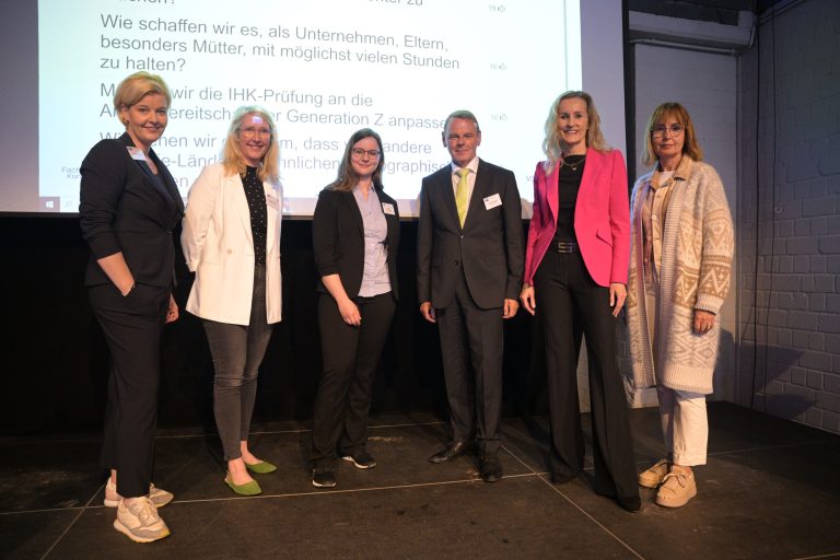 Wie werden Unternehmer attraktiver für die sinkende Zahl an Fachkräften und Auszubildenden? Beispiele aus der Praxis lieferten beim 2. IHK-Fachkräftekongress IHK-Vizepräsidentin Kathrin Gödecke (REWE Gödecke), Anita Mühlenkamp (J.W. Ostendorf), Tabea Gottemeyer, IHK-Hauptgeschäftsführer Dr. Fritz Jaeckel, Moderatorin Ulrike Winzer und Prof. Jutta Rump (v.l.). (Foto: Pöhnert/IHK)