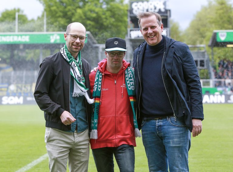 Thomas Wendt (m.), SONRW-Athlet und eines der Gesichter der Landesspiele Münster, Christoph Mangelmans (l.), Präsidiumsmitglied des SC Preußen Münster, und Martin Rademaker aus dem Fiege-Vorstand warben beim Heimspiel des SCP gegen Saarbrücken für die Special Olympics. (Foto: Sebastian Sanders)