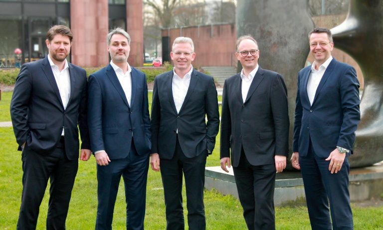 : (v.l.n.r.) Tim Onkelbach, Firmenkunden Bielefeld, Fabian Kauczok, Wealth Management, Martin Wilde, Firmenkunden Ostwestfalen, Torben Kahlbaum, Firmenkunden Bielefeld, Ingo Höpfner, Privatkunden (Foto: Deutsche Bank).