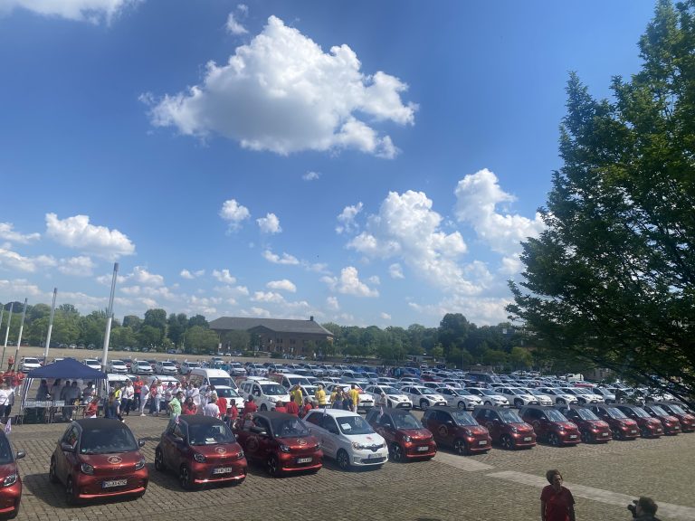 Zahlreiche Pflegedienstfahrzeuge sammeln sich. (Foto: Joachim Knollmann)