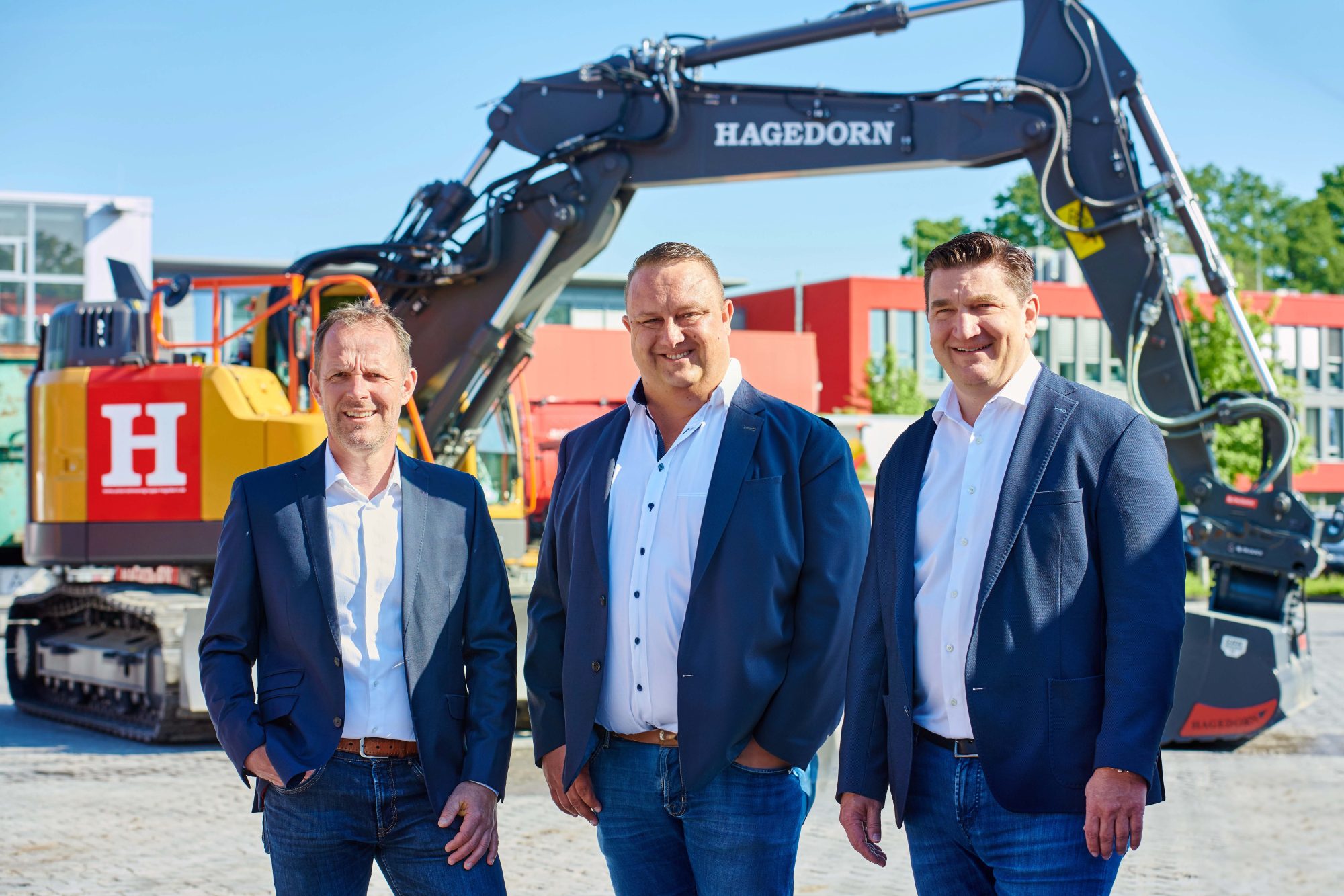 (von links nach rechts): Georg Diederichs, Geschäftsführer der Hagedorn Bau Nürnberg GmbH Simon Mehl, Geschäftsführer der Hagedorn Bau Nürnberg GmbH Mirko Holtkamp, Geschäftsführer der Hagedorn Bau GmbH und Leiter der Tiefbau-Sparte (Foto: Hagedorn)
