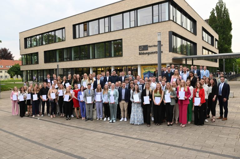 Bachelor-Urkunden für junge Fachkräfte: Die Absolventen der IHK-Studiengänge vor dem IHK-Bildungszentrum in Münster. (Foto: Joachim Busch/IHK Nord Westfalen)