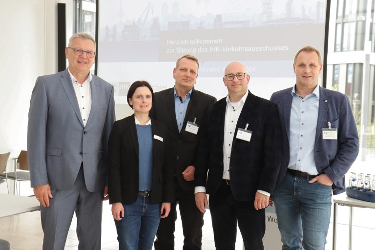 Der IHK-Verkehrsausschuss unter Leitung von Christian Meß-ing (r.) informierte sich über das Projekt Logist.Plus und diskutierte mit Prof. Dr. Kim Philip Schumacher (Universität Osnabrück), Timo Beiermann und Sonja Raiber (beide WESt mbH - Wirtschaftsförderungs- und Entwicklungsgesellschaft des Kreises Steinfurt) sowie IHK-Geschäftsbereichsleiter Joachim Brendel über die Entwicklungsperspektiven der Logistikbranche in der Region (v.r.). (Foto: IHK Nord Westfalen)