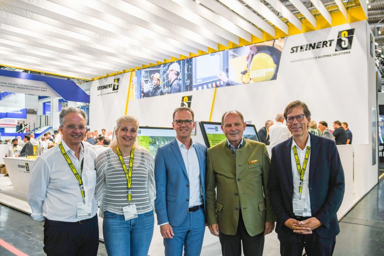 Klaus Buchholz und Denise Buchholz (Gesellschafter und Gesellschafterin der STEINERT GmbH), Dr. Marcus Wirtz und Dr. Hans Moormann (Geschäftsführende Gesellschafter der JOEST group) und Peter Funke (Geschäftsführer der STEINERT GmbH) (v.l.n.r.) (Foto: STEINERT)