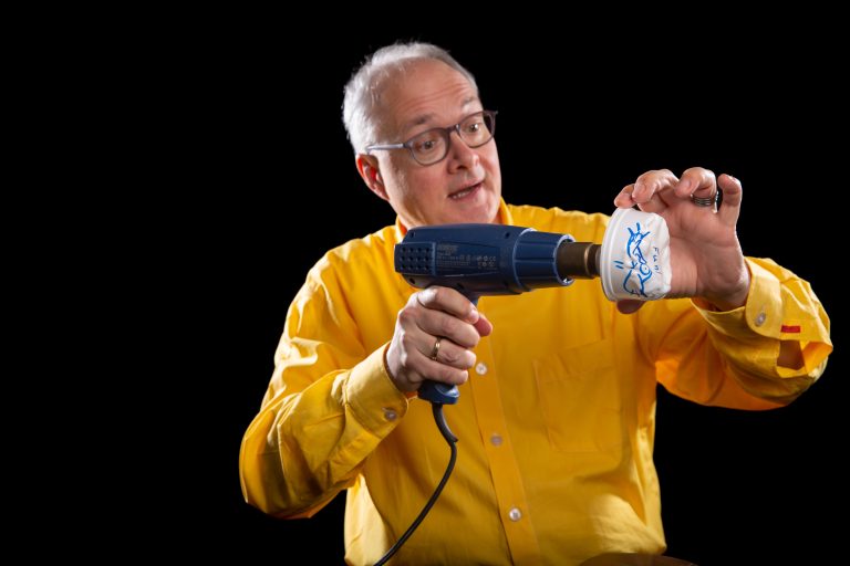 Wissenschafts-Entertainer Joachim Hecker zeigt in Leer und Nordhorn wie unterhaltsam und lehrreich Naturwissenschaften sind. (Foto: Joachim Hecker / Juliane Bukowski/ Lichtbildpalast)