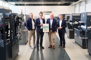 Bei der Unternehmensbesichtigung der BMF als eines der krisensichersten Unternehmen des Landes (v. l.): Michael Kubat (Wirtschaftsförderung Stadt Büren), Ben Steinbrecher (BMF), Michael Schmidt (BMF) und Bürgermeister Burkhard Schwuchow. (Foto: Michael Kirchner)