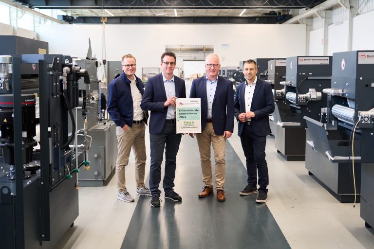 Bei der Unternehmensbesichtigung der BMF als eines der krisensichersten Unternehmen des Landes (v. l.): Michael Kubat (Wirtschaftsförderung Stadt Büren), Ben Steinbrecher (BMF), Michael Schmidt (BMF) und Bürgermeister Burkhard Schwuchow. (Foto: Michael Kirchner)