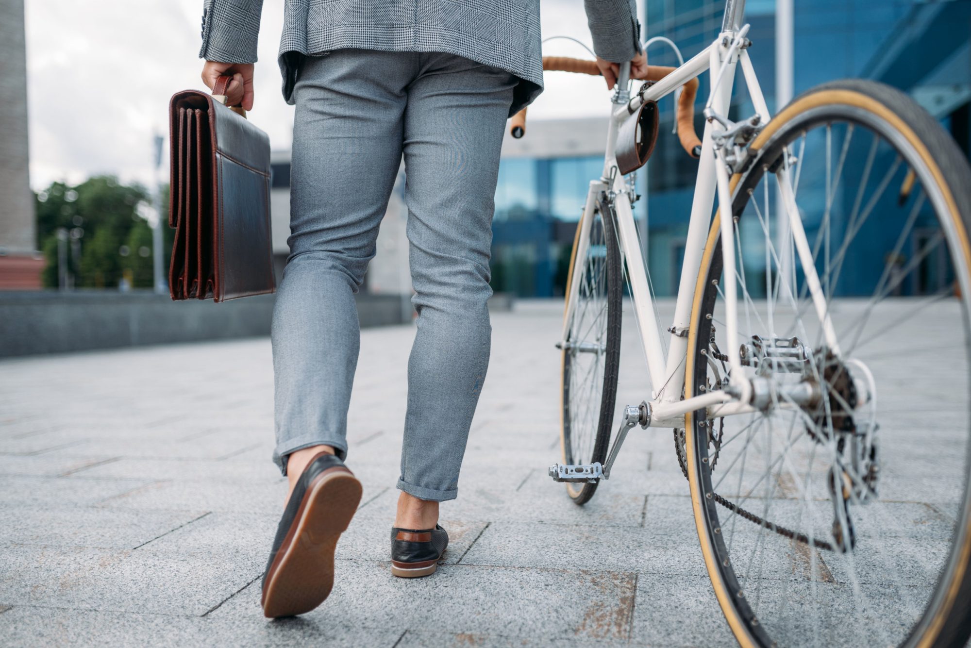Viele Menschen im Kreis Lippe schonen ihren Geldbeutel und die Umwelt, indem sie mit dem Fahrrad zur Arbeit fahren. Ein weiterer positiver Nebeneffekt: weniger Ausgaben für Benzin gehen einher mit einer gesteigerten Fitness und einem besseren Wohlbefinden. (Foto: AOK/hfr.)