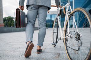 Viele Menschen im Kreis Lippe schonen ihren Geldbeutel und die Umwelt, indem sie mit dem Fahrrad zur Arbeit fahren. Ein weiterer positiver Nebeneffekt: weniger Ausgaben für Benzin gehen einher mit einer gesteigerten Fitness und einem besseren Wohlbefinden. (Foto: AOK/hfr.)