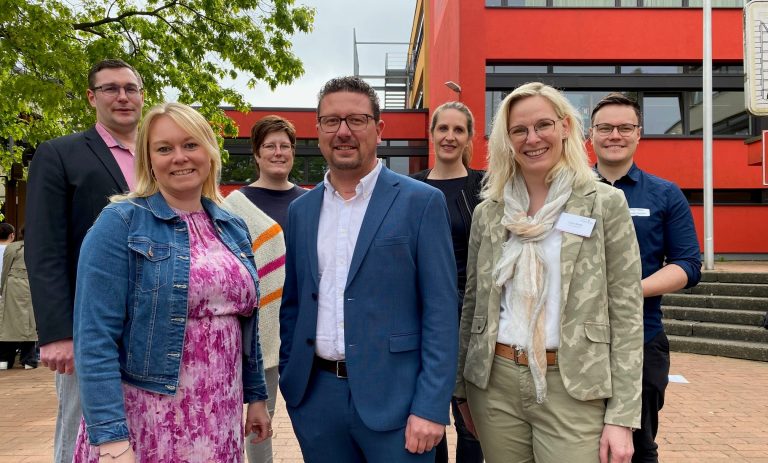 Sie freuten sich über das große Engagement von Jugendlichen und Un-ternehmen beim B.O.P. Melle-Bissendorf (v.l.n.r.): Florian Weßling (Wirt-schaftsförderung Stadt Melle), Jutta Dettmann (Bürgermeisterin Stadt Mel-le), Christina Kursch (Ausbildungslotsin MaßArbeit), Lars Hellmers (Vor-stand MaßArbeit), Kerstin Hüls (Servicestelle Schule-Wirtschaft der Maß-Arbeit), Anja Stolte (stellvertretende Schulleiterin, BBS Melle), Fabian Niemüller, (Gemeinde Bissendorf). (Foto: Foto: MaßArbeit / Bettina Klimek)