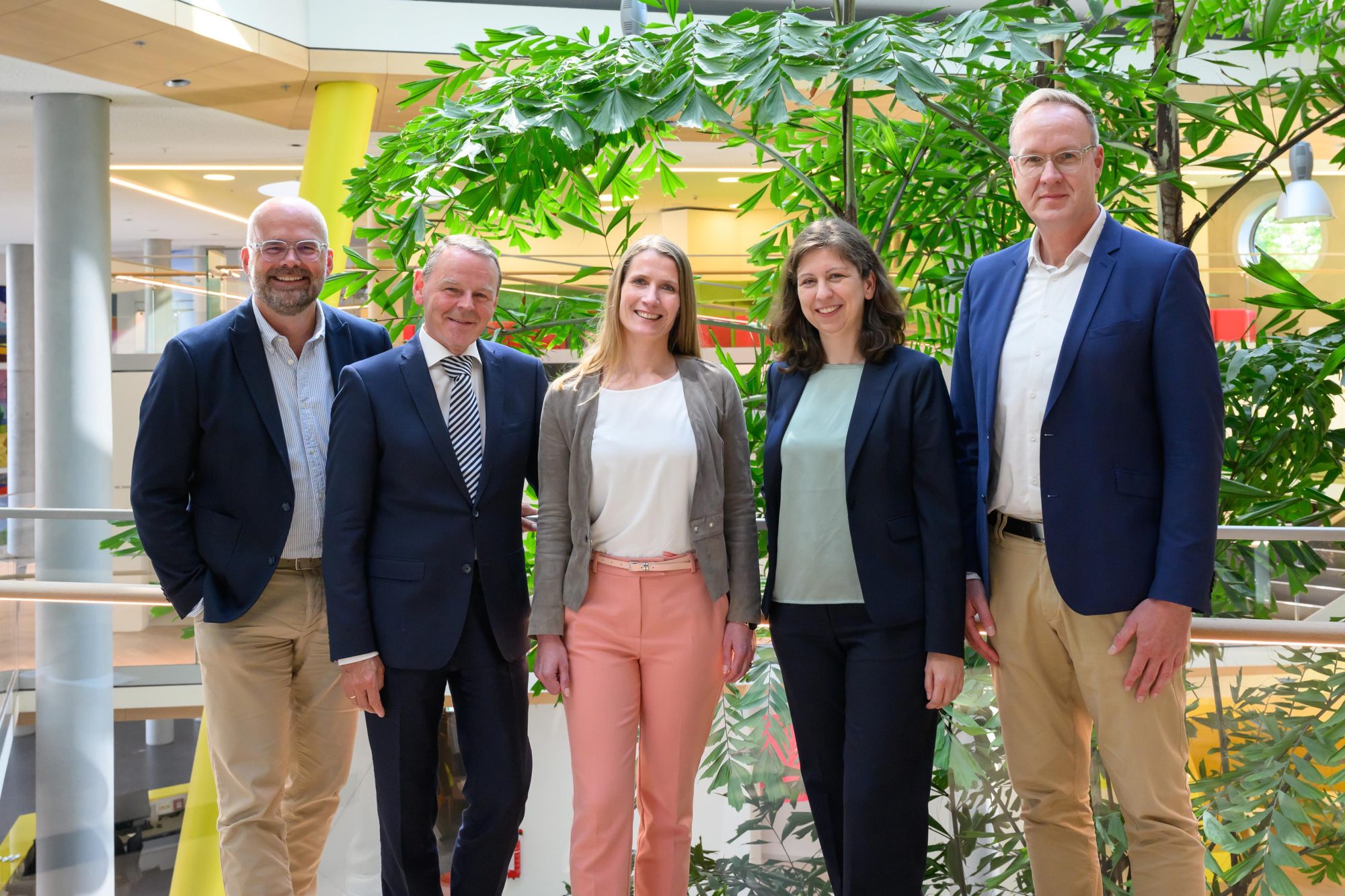 Wollen Impulse für Nachhaltigkeit setzen (v.l.): stellvertretender Ausschussvorsitzender Markus Brößkamp, IHK-Hauptgeschäftsführer Dr. Fritz Jaeckel, Ausschussvorsitzende Tatjana Hetfeld sowie Anja Hecker und Markus Lübbering vom Nachhaltigkeitsteam der IHK Nord Westfalen. (Foto: Möller/IHK Nord Westfalen)