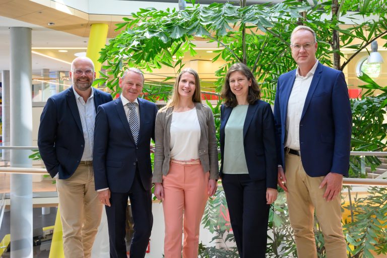 Wollen Impulse für Nachhaltigkeit setzen (v.l.): stellvertretender Ausschussvorsitzender Markus Brößkamp, IHK-Hauptgeschäftsführer Dr. Fritz Jaeckel, Ausschussvorsitzende Tatjana Hetfeld sowie Anja Hecker und Markus Lübbering vom Nachhaltigkeitsteam der IHK Nord Westfalen. (Foto: Möller/IHK Nord Westfalen)