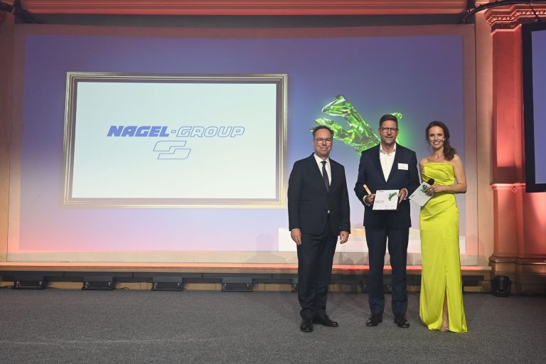 v.l.n.r.: Holger Lösch - Stellvertretender Hauptgeschäftsführer des Bundesverbands der Deutschen Industrie e.V.; Carsten Taucke - CEO der Nagel-Group; Susanne Schöne – Moderatorin. (Foto: DELOITTE)