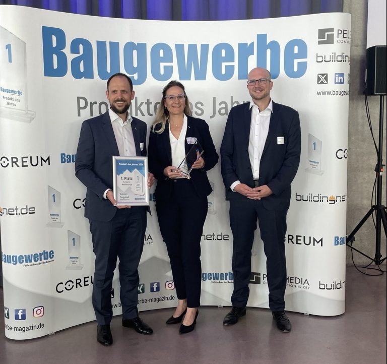 Freuen sich über den ersten Platz: v.l. Alexander Teleki, Head of Product Line Construction & Agriculture und Kristin Hobert, Product Manager Product Line Construction & Agriculture (beide Schmitz Cargobull) und Kai Link, Chefredakteur Baugewerbe. (Foto: Schmitz Cargobull)