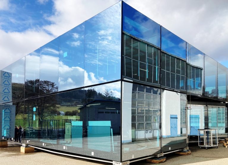 Die McLaren Race Base ist mit spiegelnden Glasscheiben ausgestattet – das macht eine sehr gute Kühlung erforderlich. (Foto: Remko)