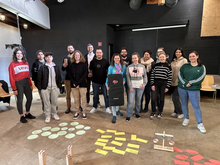 V. l.: Julia Geretzky, Aleyna Sözen, Julien Poert, Lukas Kremin, Ricarda von der Ahe, Michael Grevers, Michael Hartmann, Susanne Grenz, Jan Hoffmeister, Mandy Neugebauer, Vanessa Duhme, Luna Panzieri, Sheilin Schlüter, Eda Alpaslan und Claudia Sakwerda. (Foto: Jugendamt Paderborn)